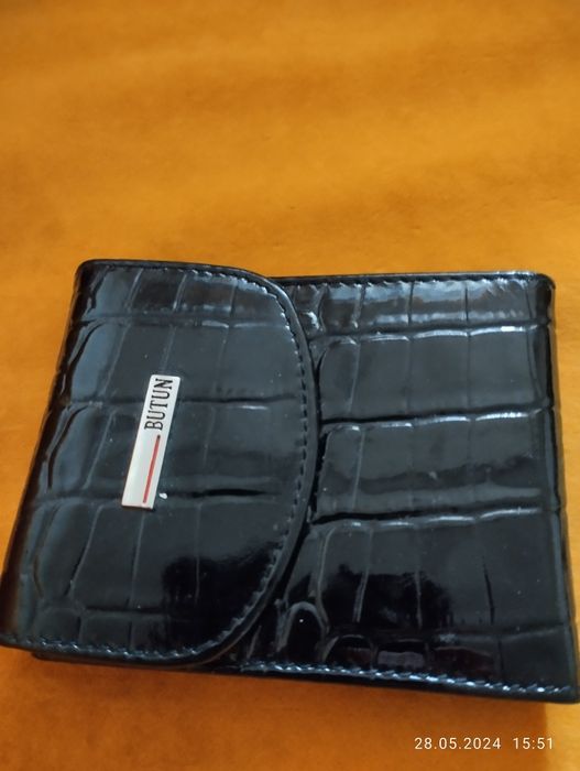 Продам кожаную визитнтцу