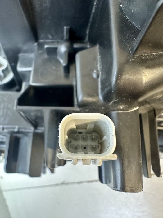 Правая фара Toyota RAV 4 Hybrid 2022 2023 811100R350