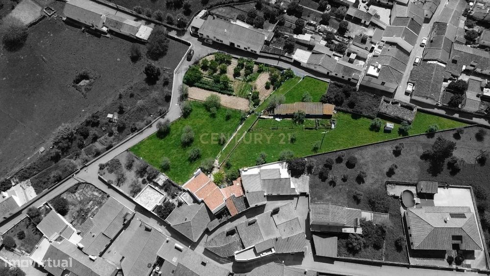 Moradia com Vista Desafogada e Potencial para Duas Habitações Independ