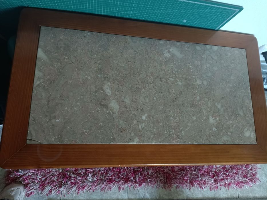 Mesa de centro com tampo de mármore rosa