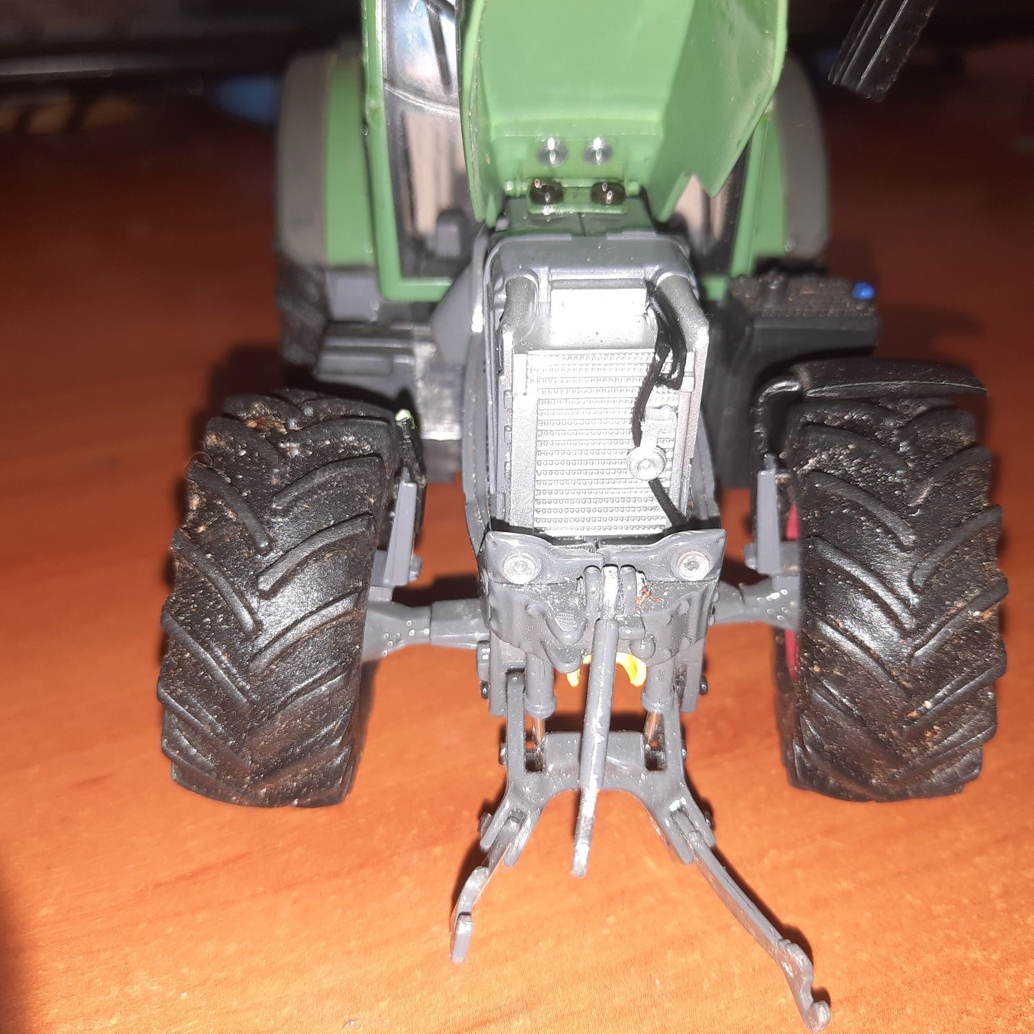 Модель трактора 1:32 Fendt