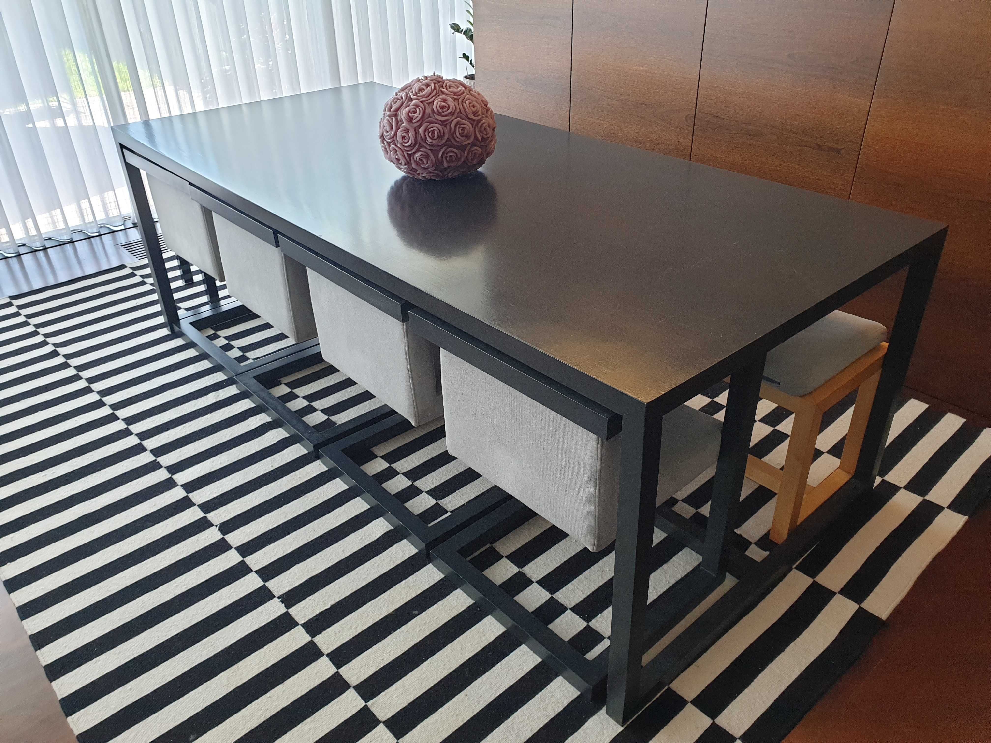 Mesa com 4 cadeiras e 1 banco