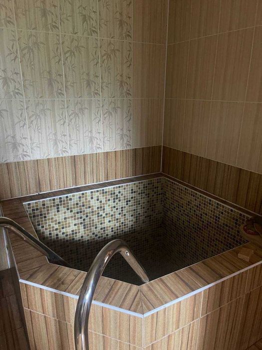 Продаж двоповерхового будинку з сауною напроти лісу.