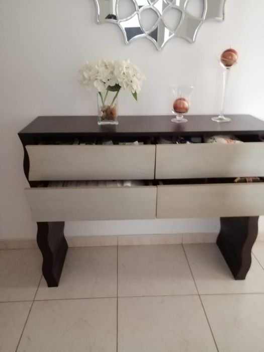 Movel bem estimado com 4 gavetas