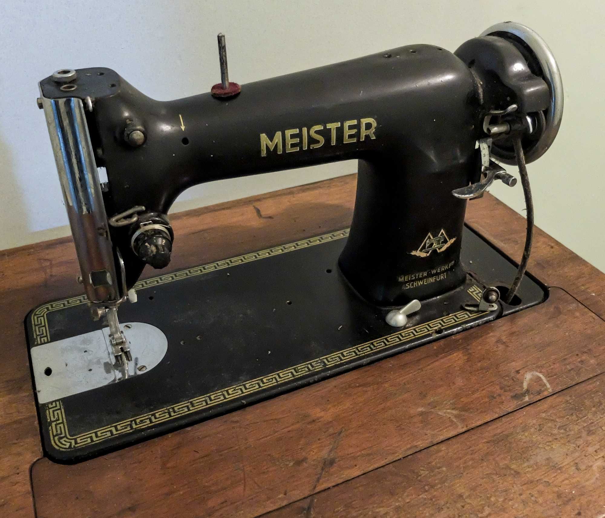 Máquina costura Meister-Werke Schweinfurt, antiga, para restauro.