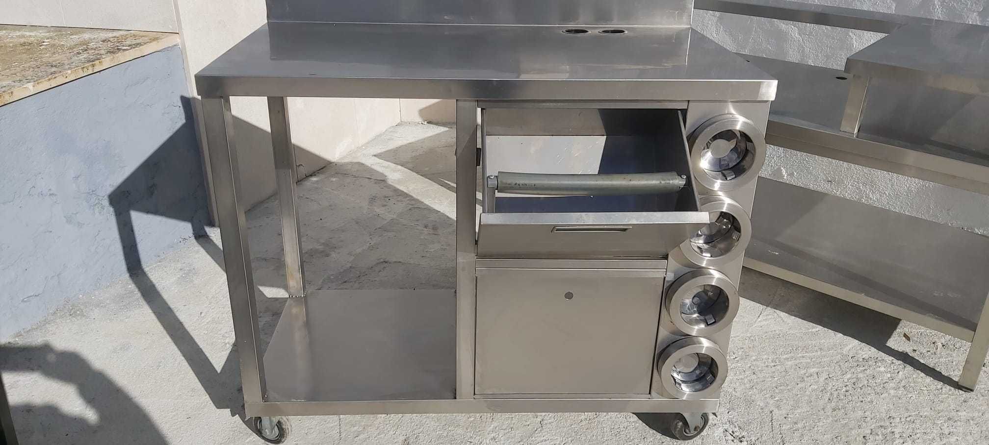 Bancada em inox com bate borras e suporte para copos