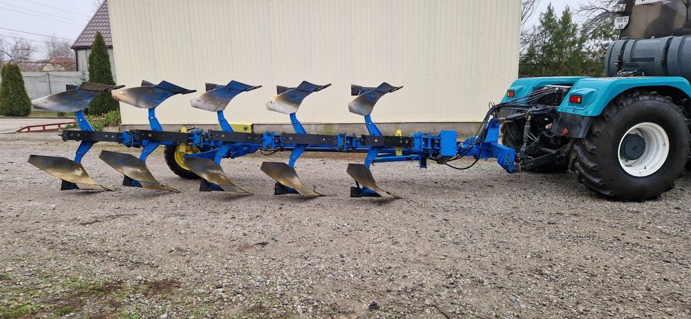 Плуг  оборотний 6 корпусний.