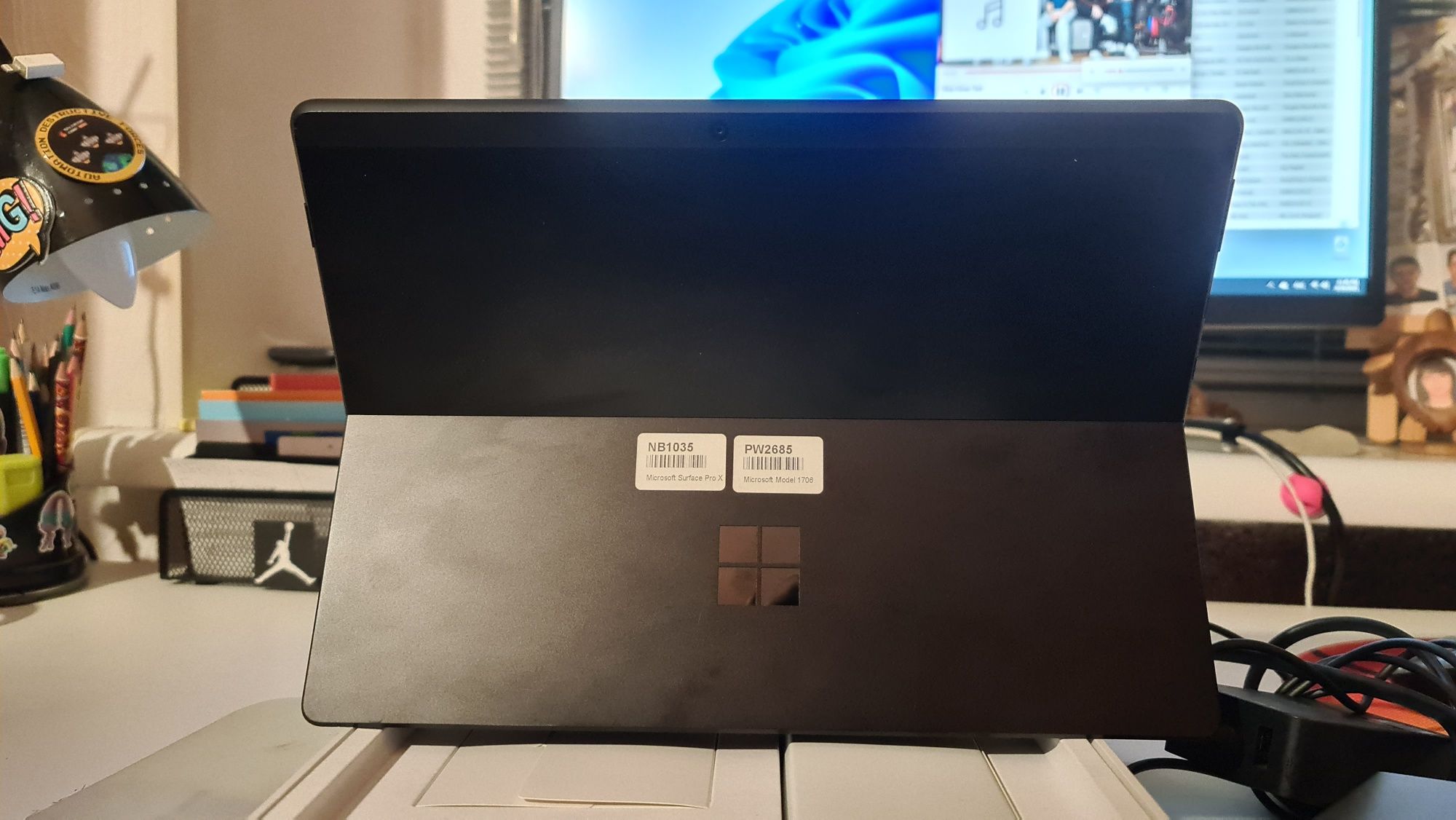 Microsoft Surface pro X model 1706 13 циклов
