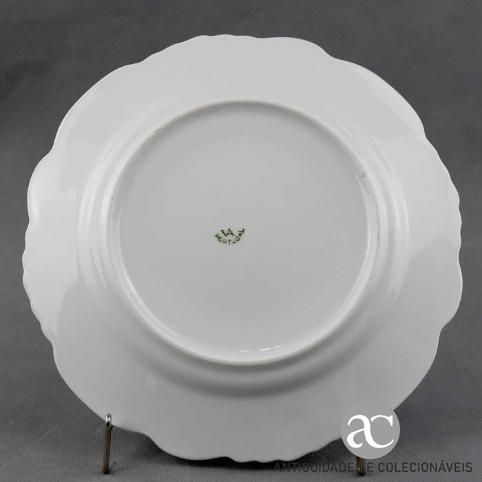 Prato decorado com flores em Porcelana Vista Alegre (1947 a 1968)