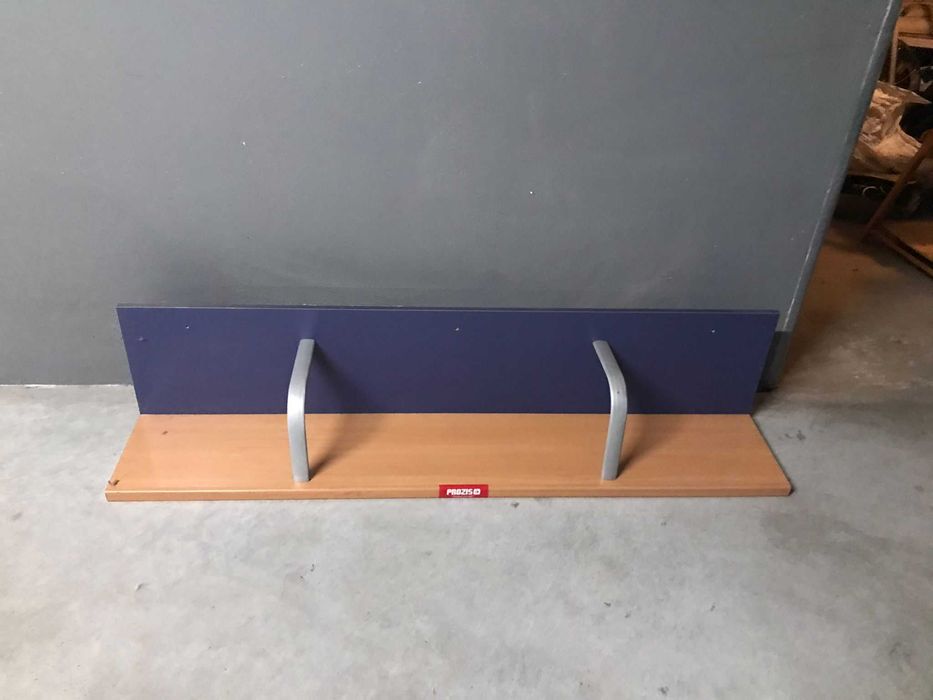 Estante juvenil com 152 x 33 x 28 cm e pormenor em alumínio