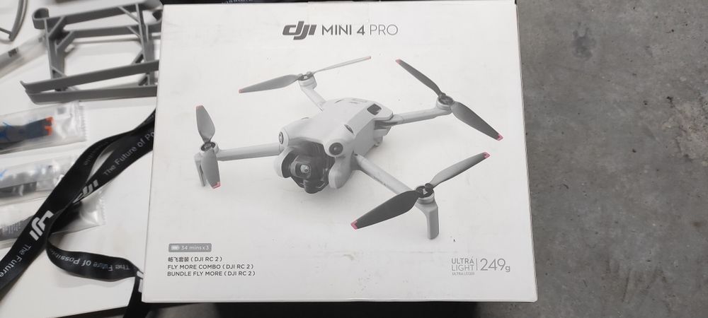 Dron DJI 4 Pro Fly More Combo+ akcesoria.