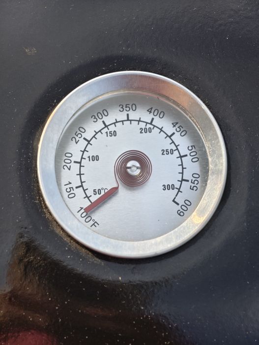 Grill ogrodowy węglowy z termometrem i kółkami