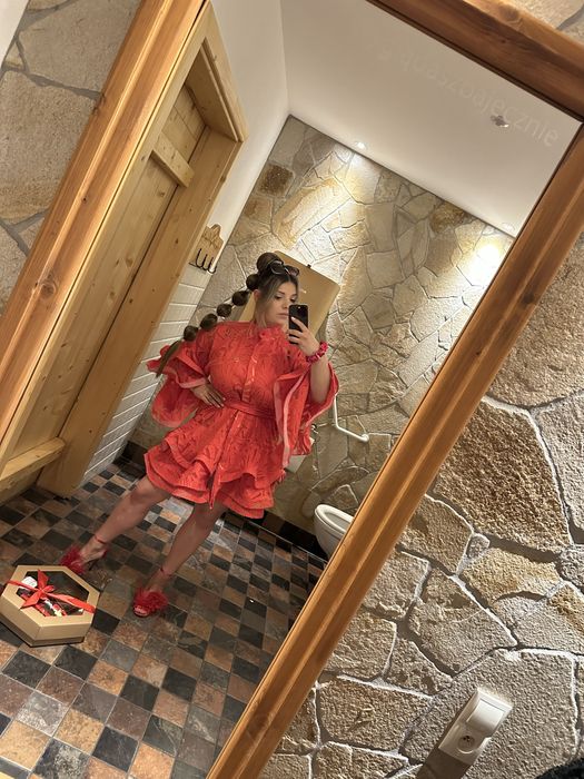 Sukienka Paris Valtadoros projektant czerwona hiszpanka bufiaste rękaw