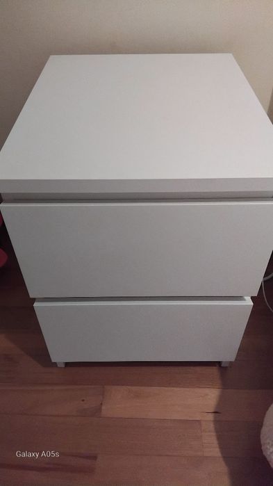 Mesinha de cabeceira, com 02 gavetas, brancas