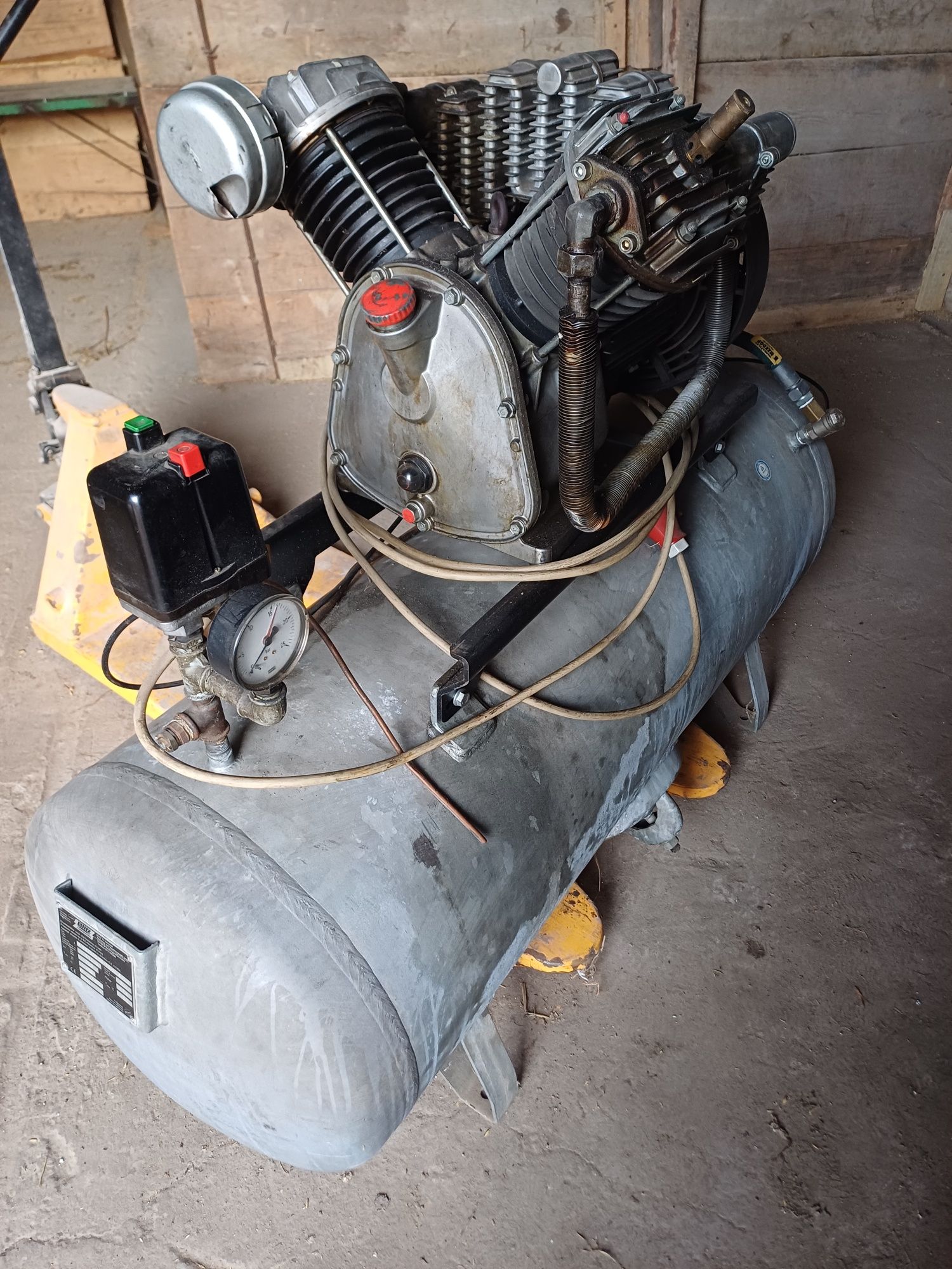 Niemiecki kompresor Blitz bania 250 litrów max 16 barów silnik 3KW