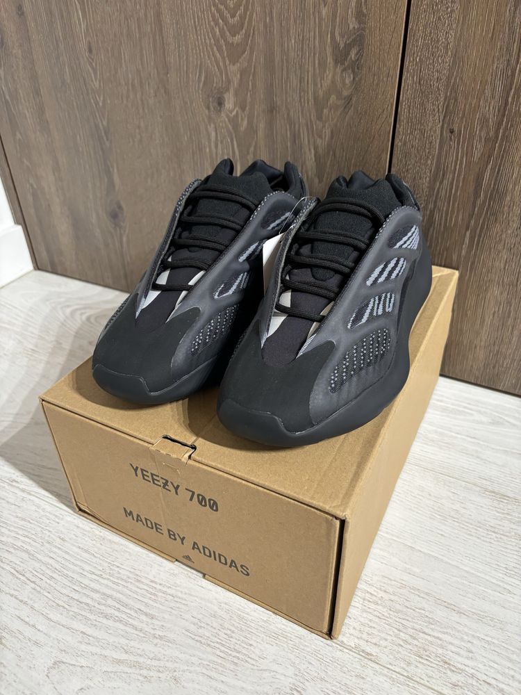 Yeezy 700 V3 Alvah 44,5