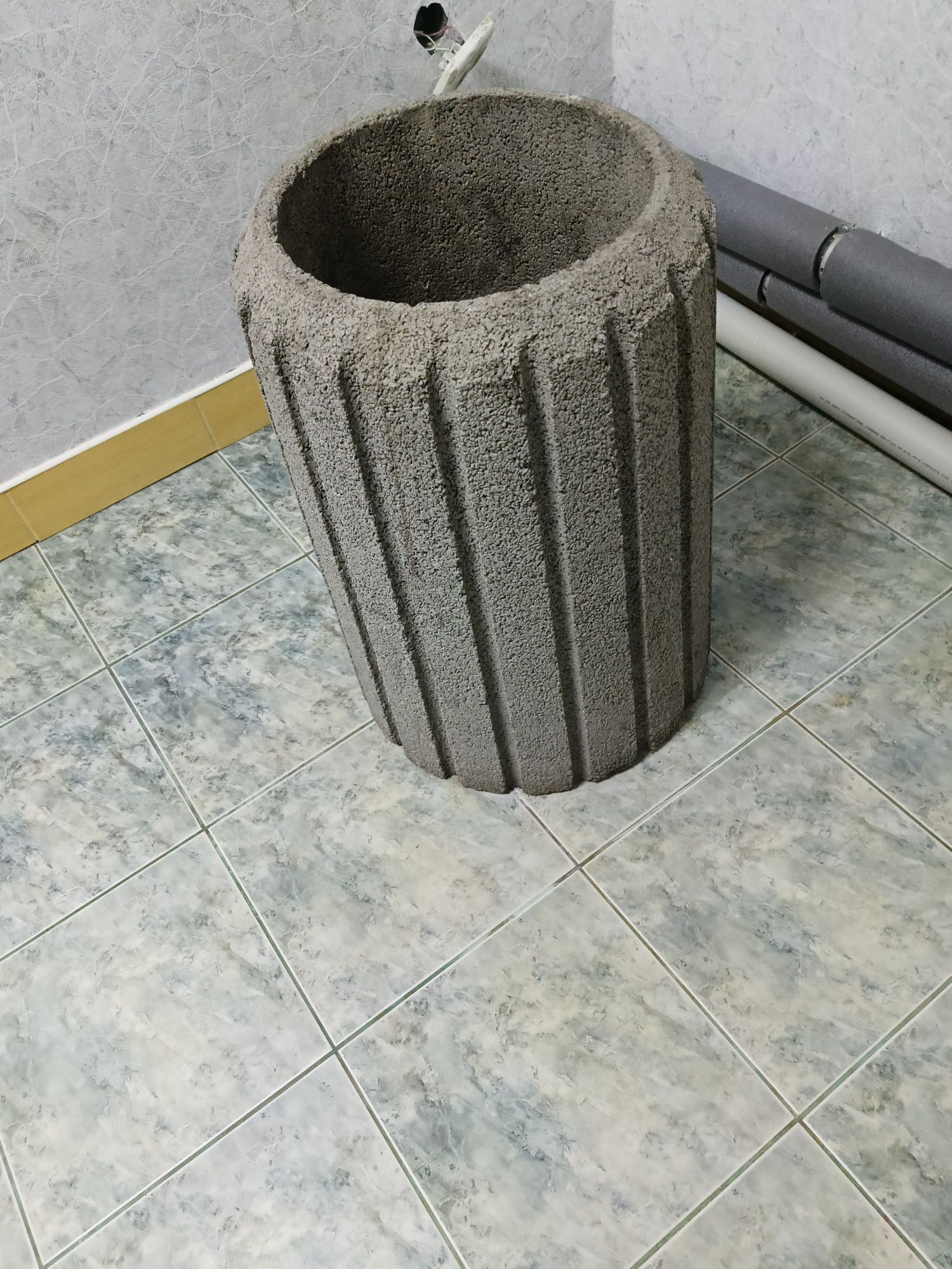 Урна для сміття сірого кольору