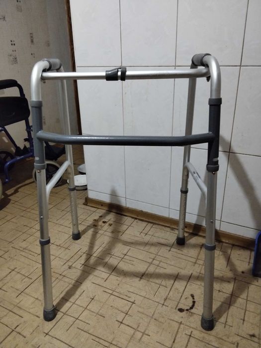 Ходунки для людини з інвалідністю