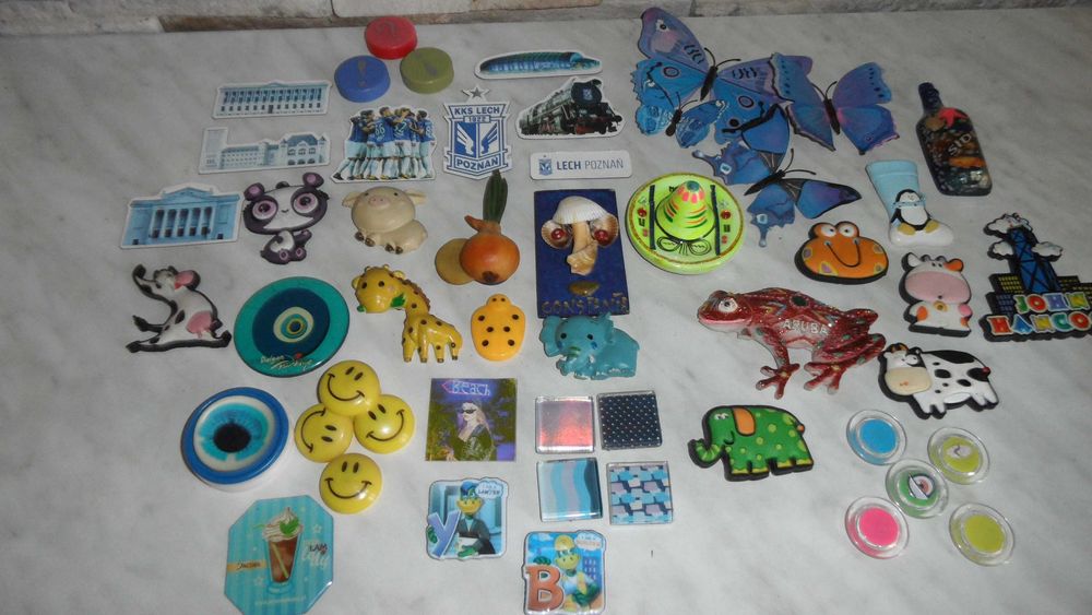 Różne magnesy na lodówkę