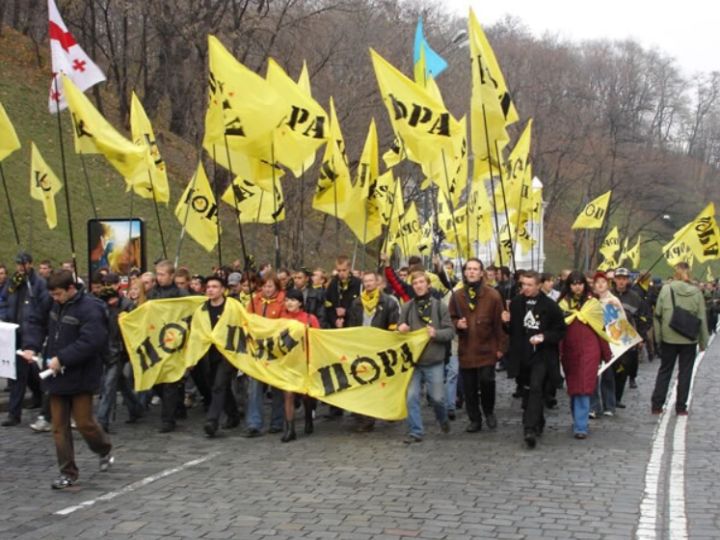 Бандана партии ПОРА, Оранжевая революция, 2004