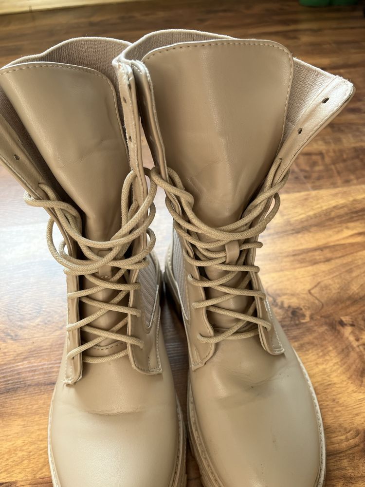 Kremowe buty botki trapery