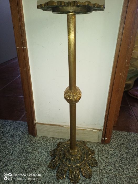 Cinzeiro de pé em latão bem robusto