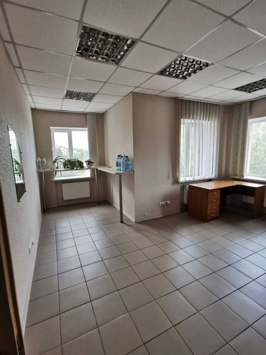 Здається під офіс кімната в будинку на вул. Вишгородській