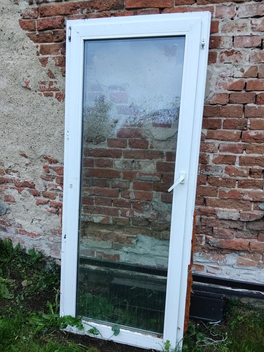 Sprzedam drzwi balkonowe i okno.