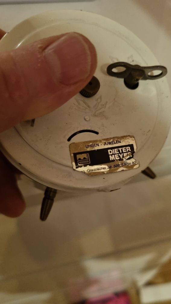 Stary mechaniczny nakręcany budzik clipper
