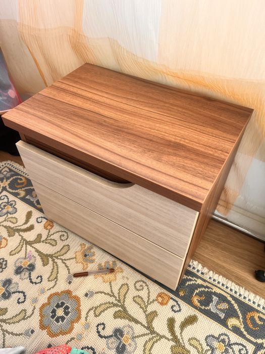 Mesa de cabeceira de design moderno, quase nova — 49x35x55