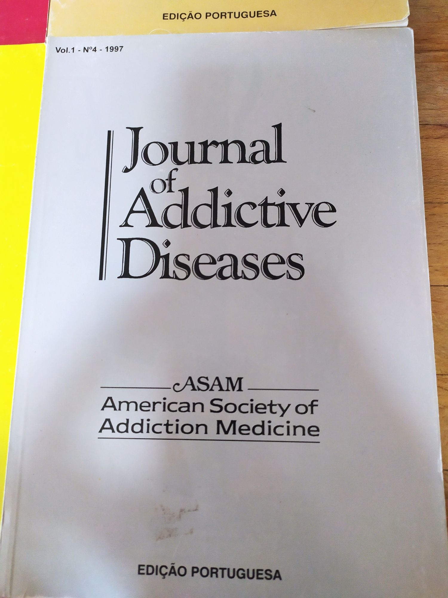 Journal of addictive diseases em português