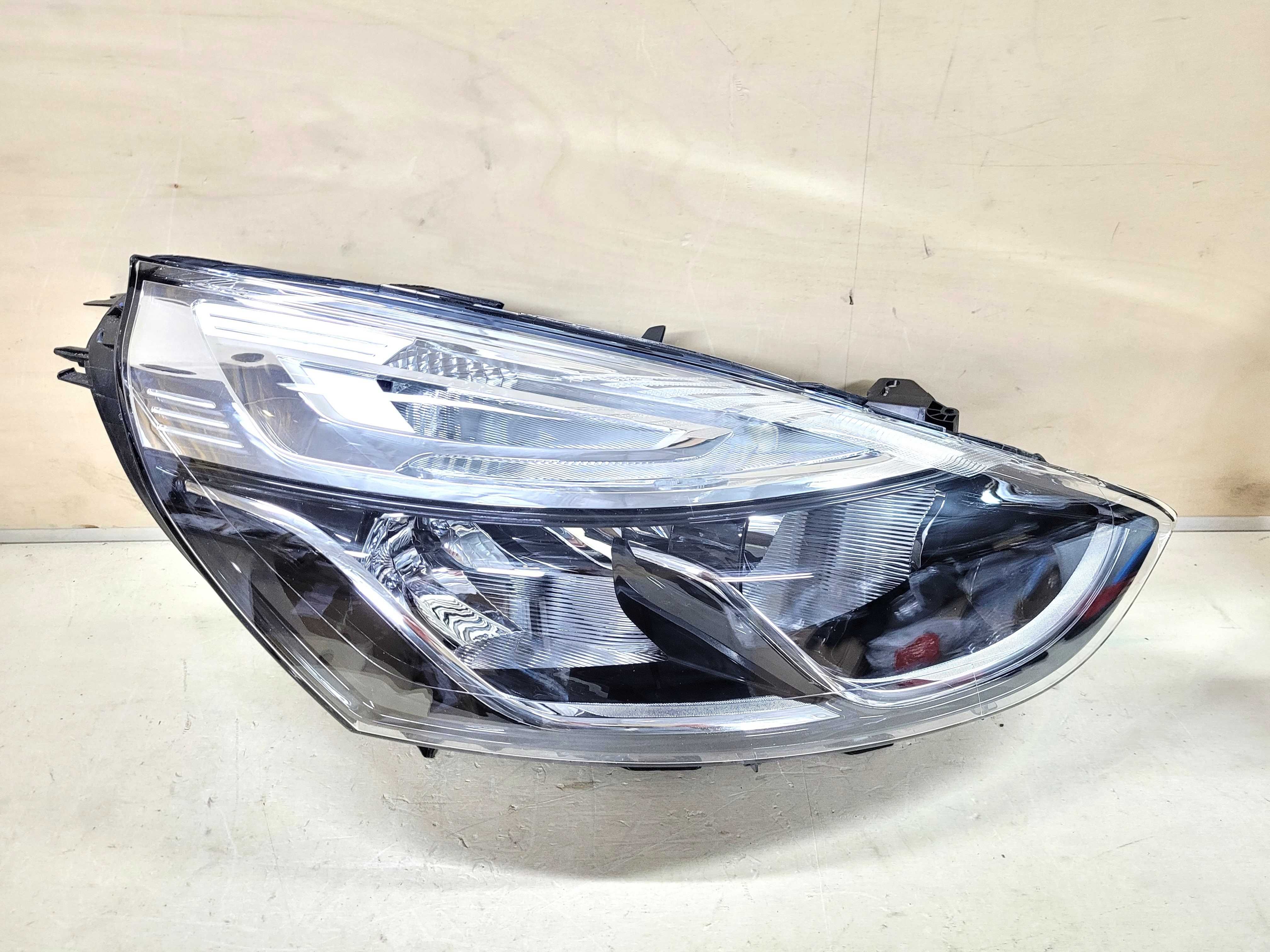 Renault Clio IV 4 lift lampa przednia prawa