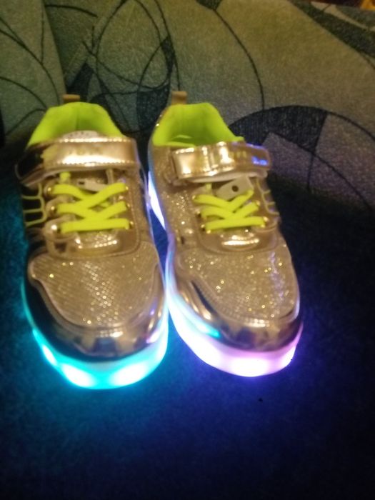 Светящиеся кроссовки с USB-зарядкой
