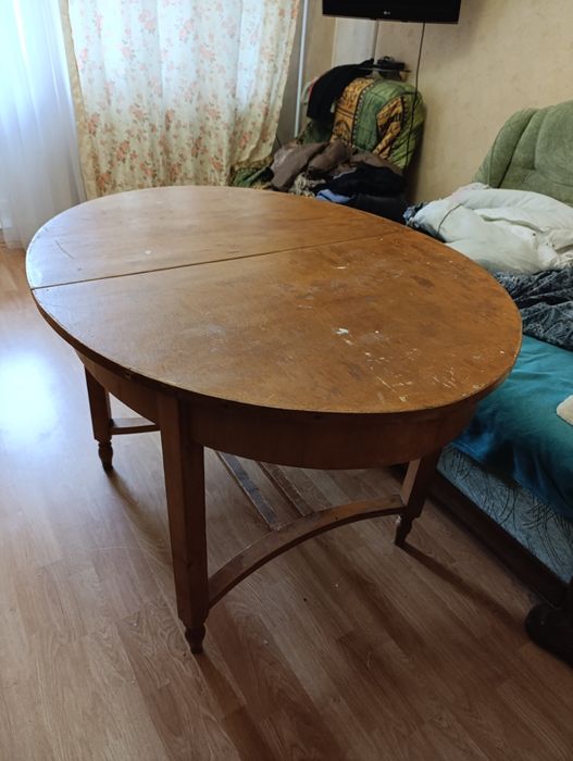 Овальний дерев'яний стіл