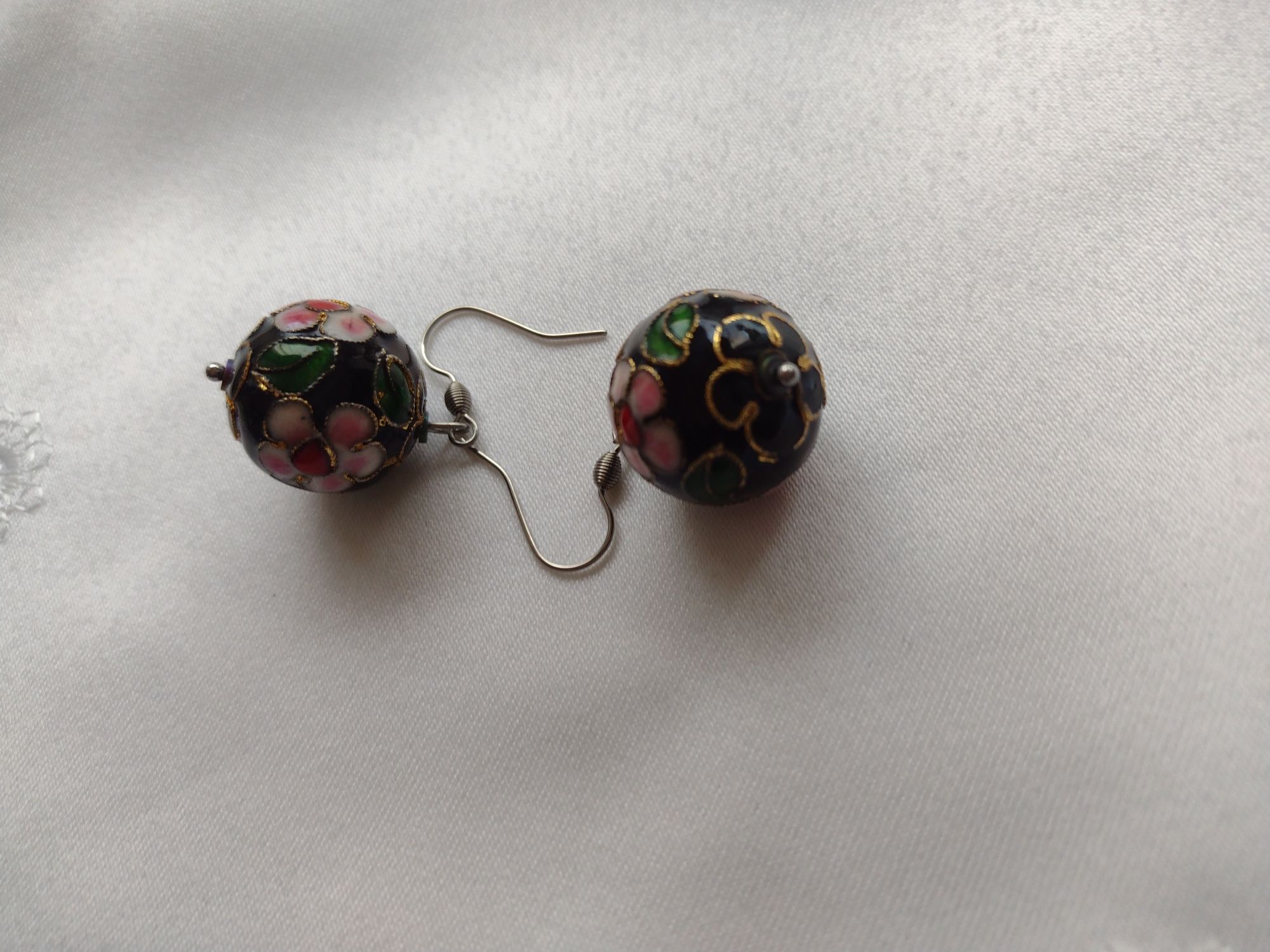 kolczyki kule 2cm cloisonne czarne w kwiaty