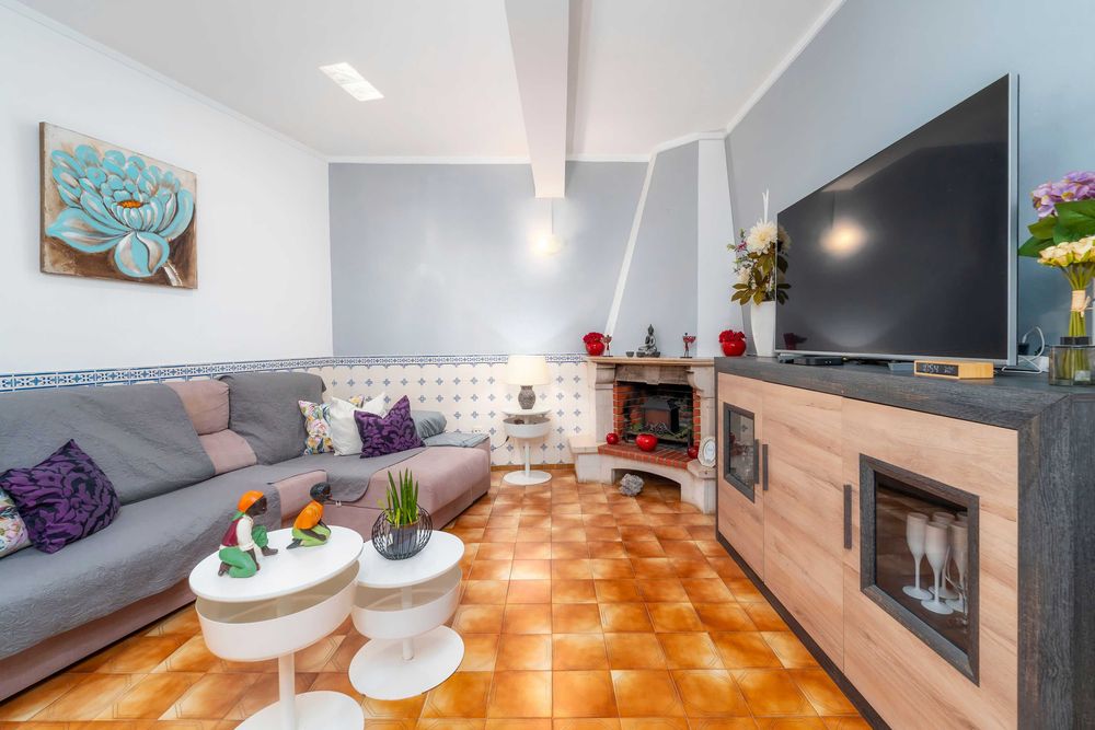 Moradia T4 com potencial para T5, Rooftopn e vista para o Castelo.