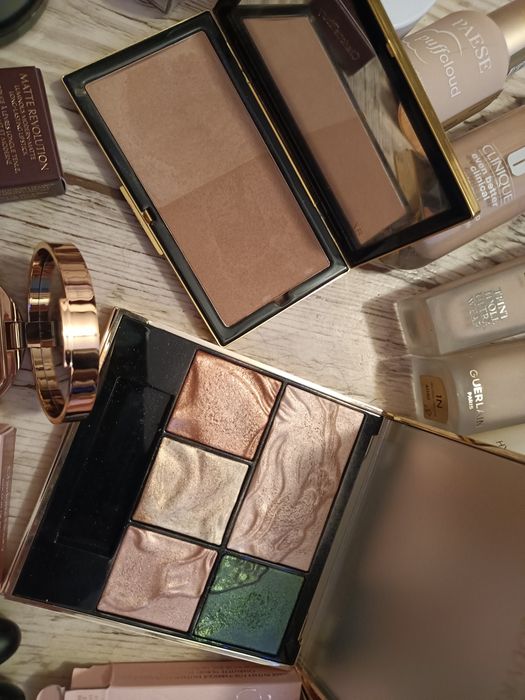 Podkład, cienie, zestaw kosmetyków