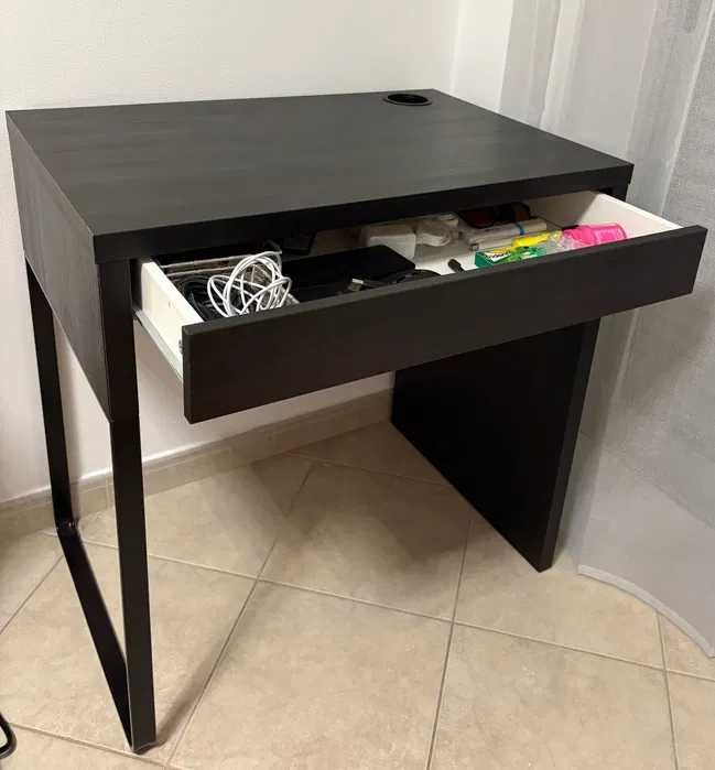 Mesa de escritório com gaveta – quase nova