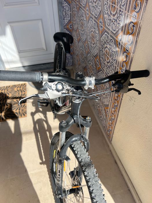 Bike semi nova está parada