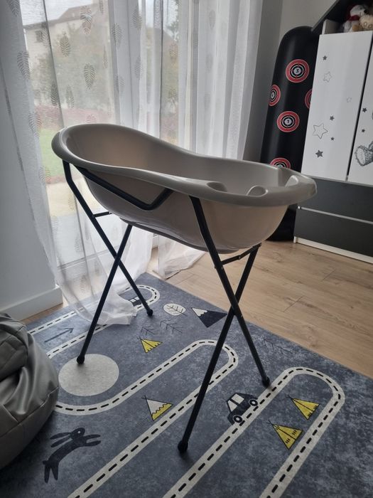 Bardzo mało używana wanienka ze stojakiem.