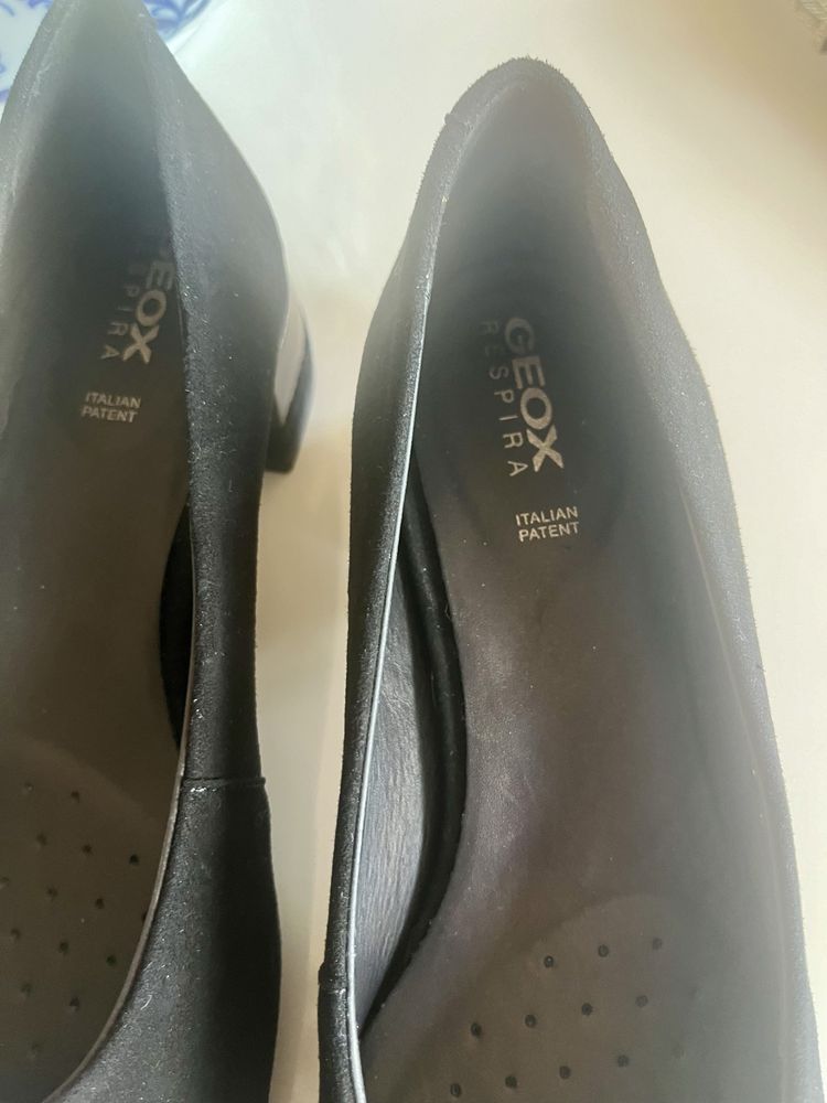 Sapatos pretos Geox de camurça