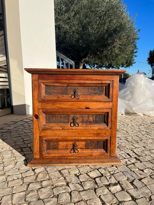 Conjunto cómoda + 2 mesas de cabeçeira + cabeçeira de cama