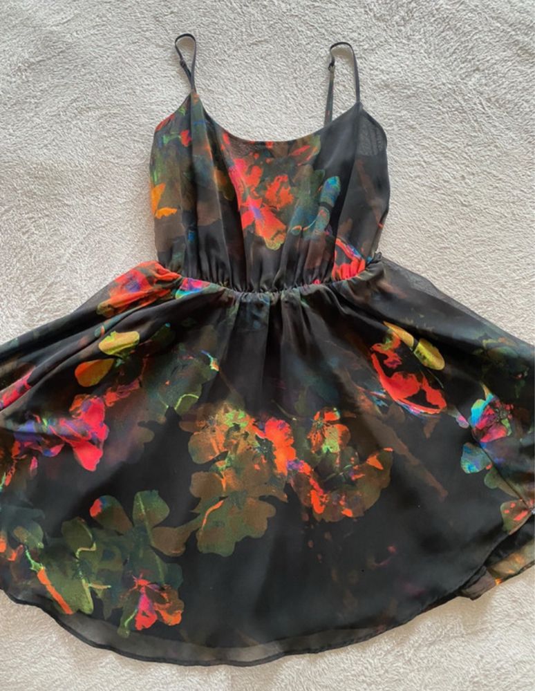 vestido preto com flores