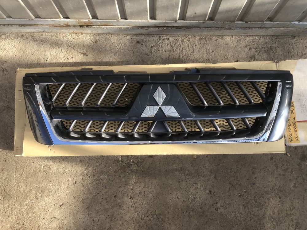 Решітка радіатора Мітсубісі Паджеро Вагон Mitsubishi Pajero Wagon