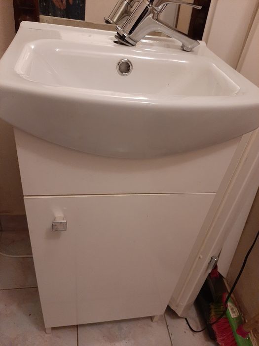 Szafka z umywalką i baterią 40 cm.