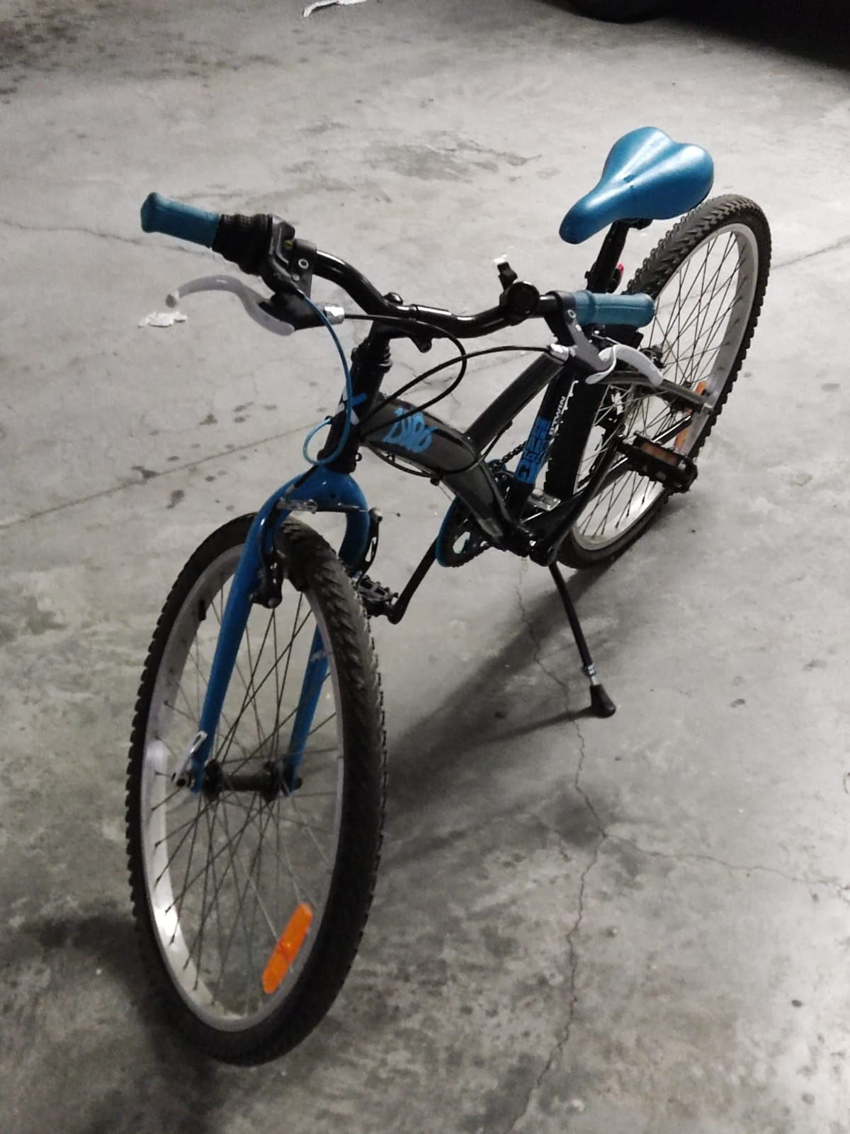 Bicicleta preta.
