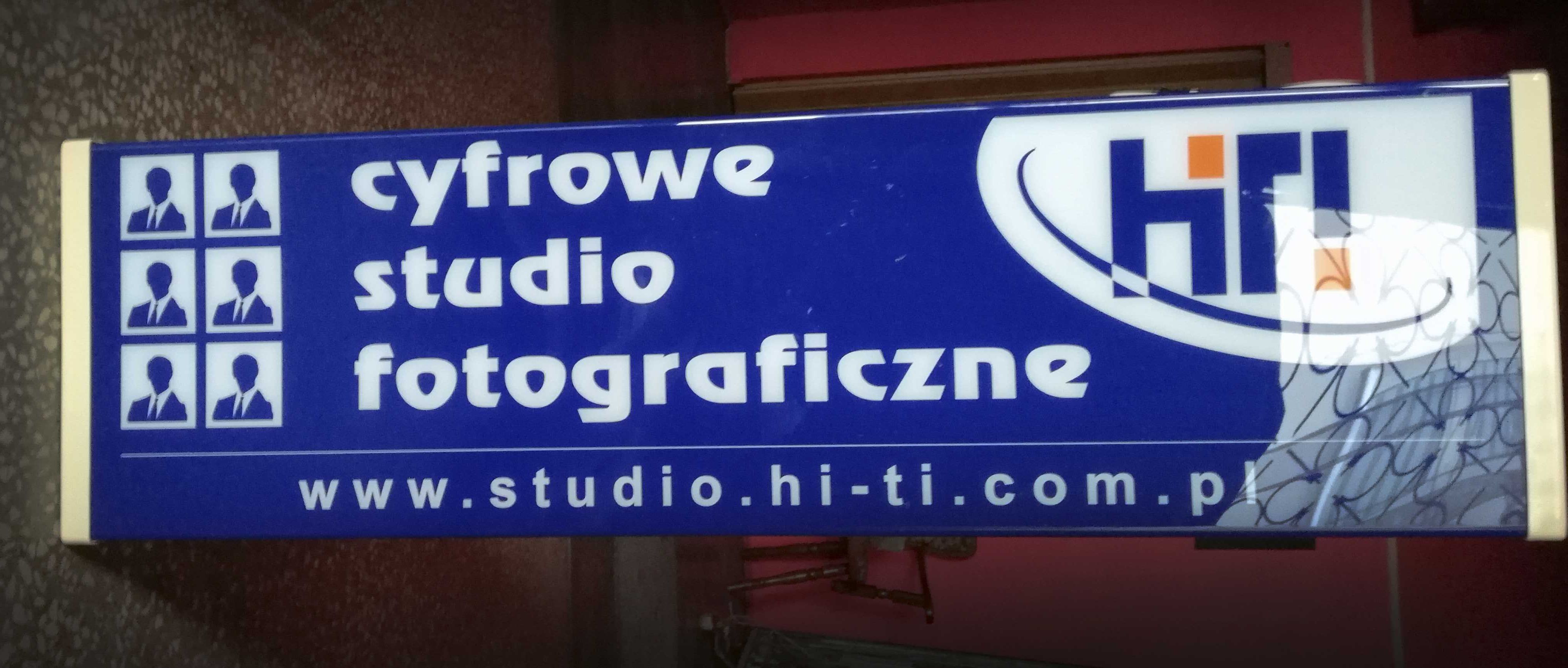 Kaseton reklamowy fotograficzny oraz zegar firmowy