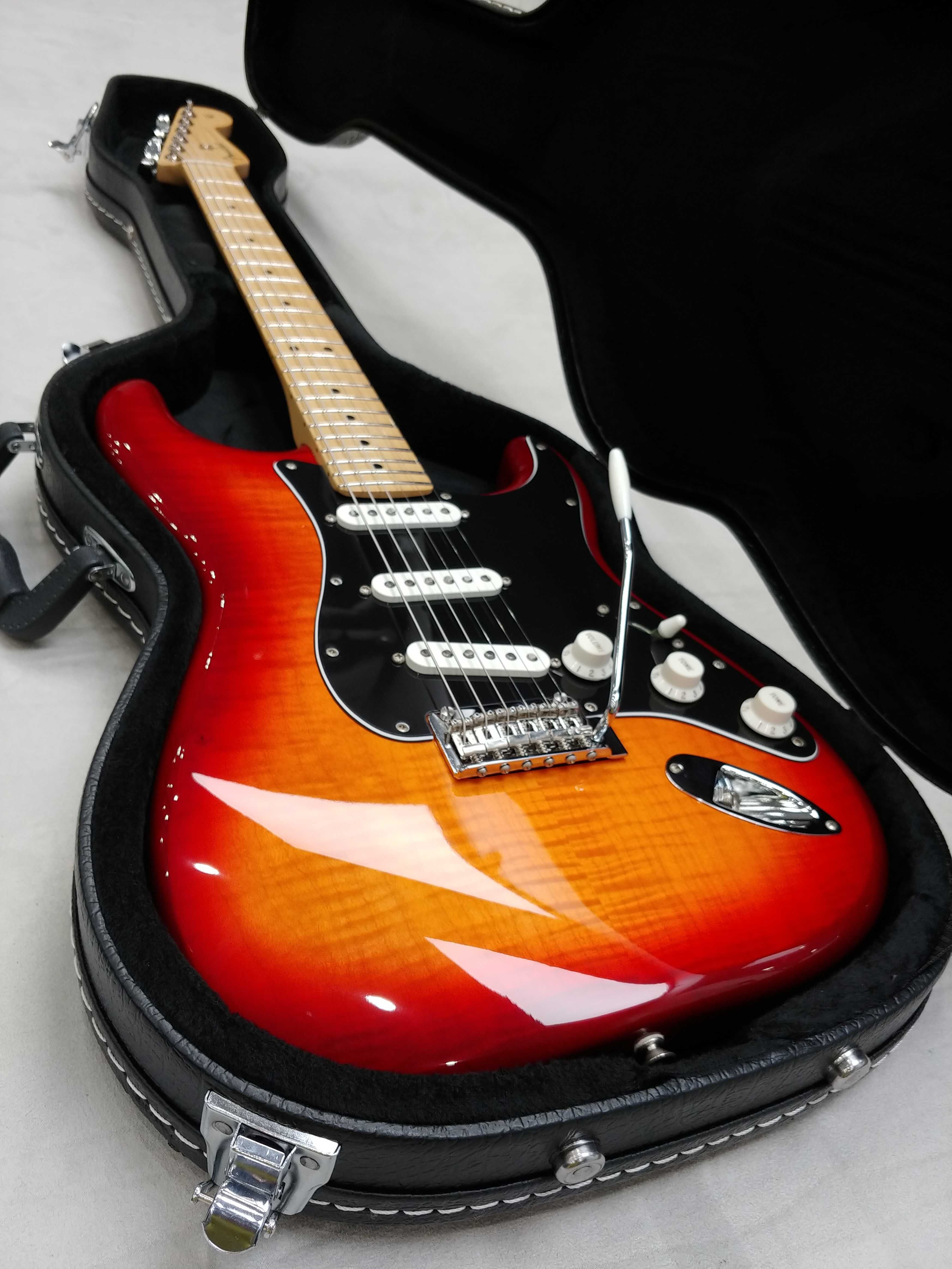 Fender Player Stratocaster Plus Top, 2022 Aged Cherry Burst, Hard Case