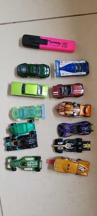 12 samochodzikow hot wheels (używane)