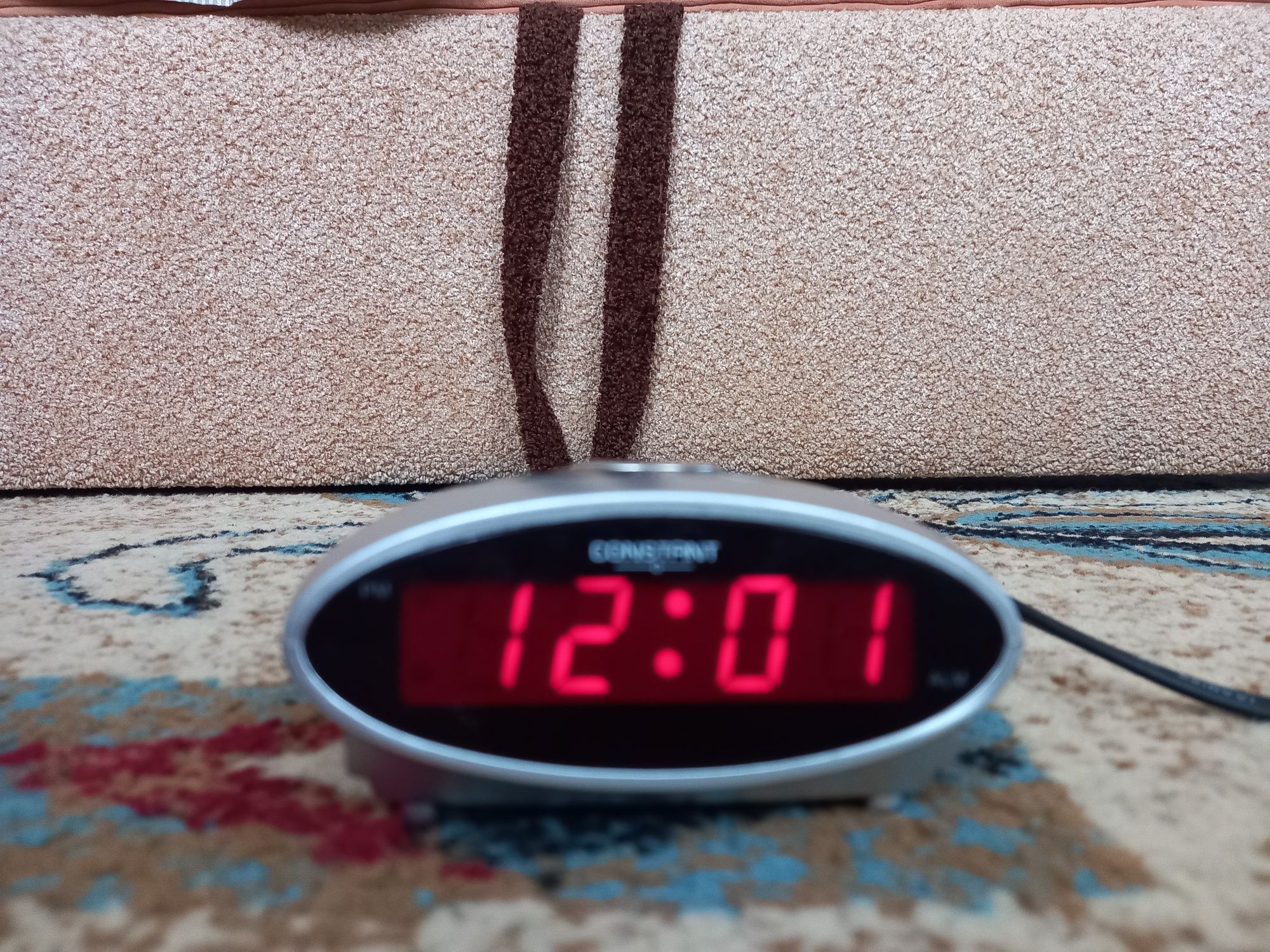 Часы электронные с будильником CONSTANT